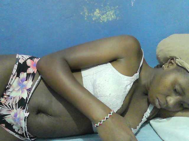 Mystiq-Ella live cam on BongaCams