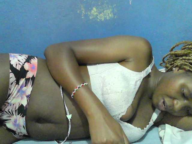Mystiq-Ella live cam on BongaCams