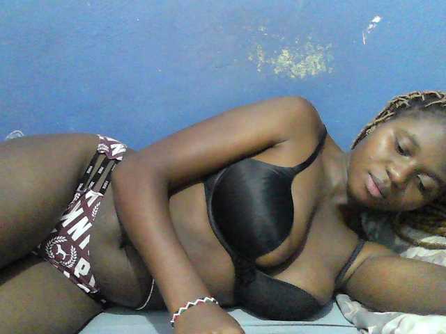 Mystiq-Ella live cam on BongaCams