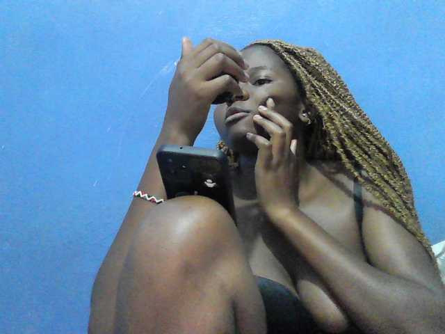 Mystiq-Ella live cam on BongaCams