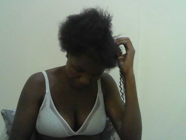 Mystiq-Ella live cam on BongaCams