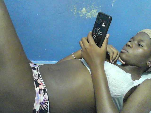 Mystiq-Ella live cam on BongaCams