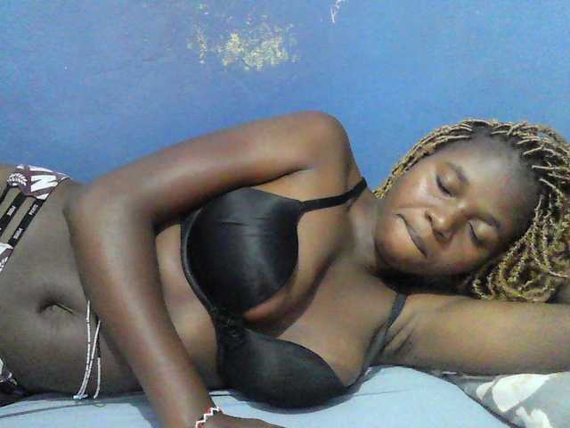 Mystiq-Ella live cam on BongaCams