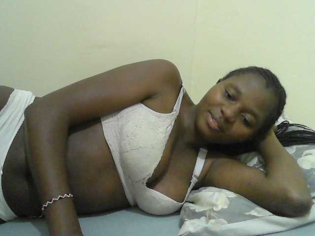 Mystiq-Ella live cam on BongaCams