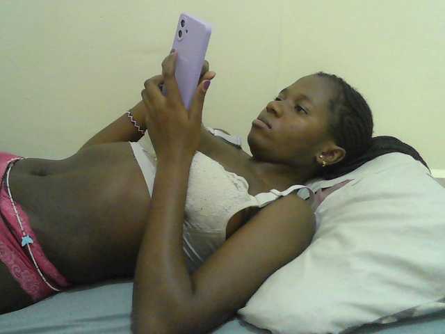 Mystiq-Ella live cam on BongaCams