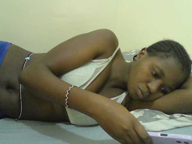 Mystiq-Ella live cam on BongaCams