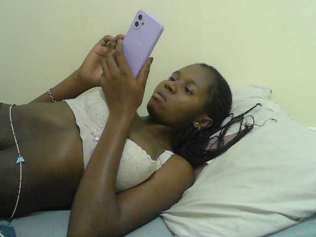 Mystiq-Ella live cam on BongaCams