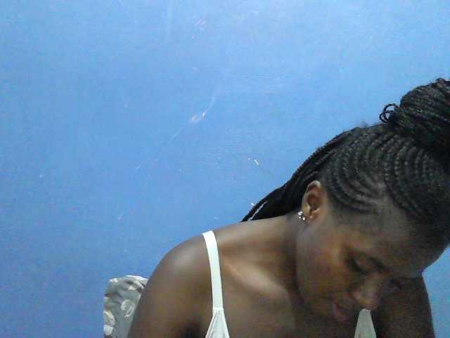 Mystiq-Ella live cam on BongaCams