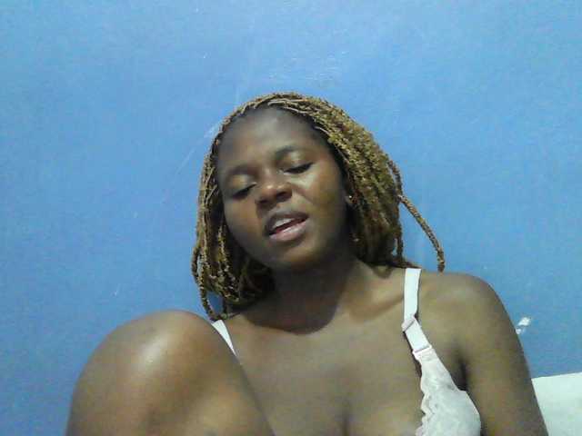Mystiq-Ella live cam on BongaCams