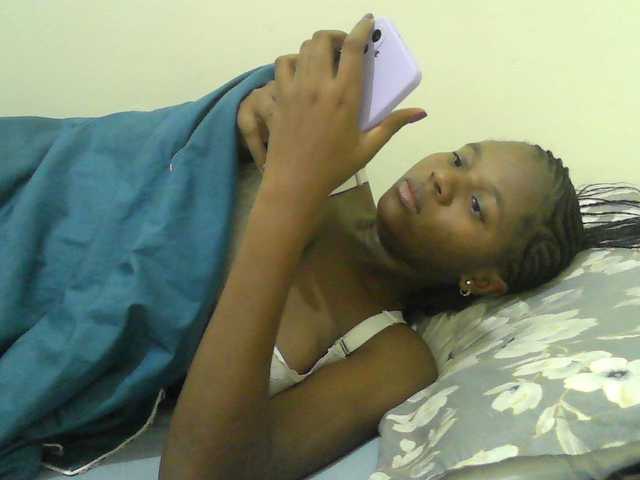 Mystiq-Ella live cam on BongaCams