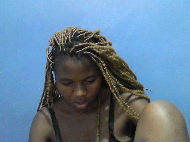 Mystiq-Ella live cam on BongaCams