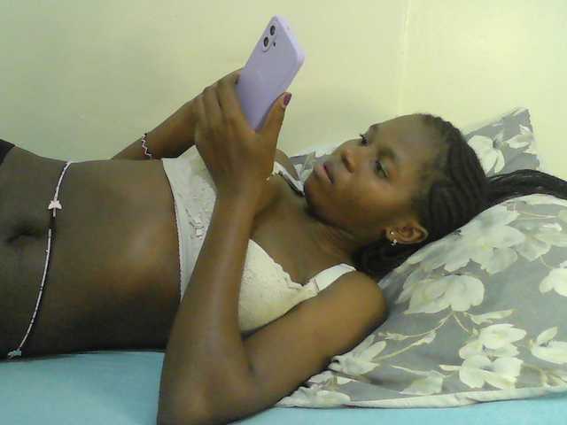 Mystiq-Ella live cam on BongaCams