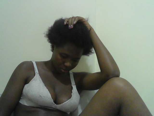 Mystiq-Ella live cam on BongaCams