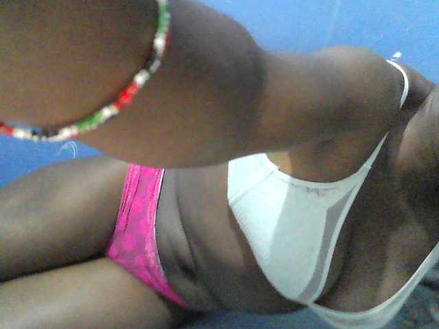 Mystiq-Ella live cam on BongaCams