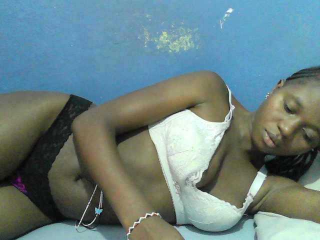 le modèle Mystiq-Ella est en webcam porno dans un show sur le site bongacams, il possède les tags suivants: Ebony,Brunette,Hairy