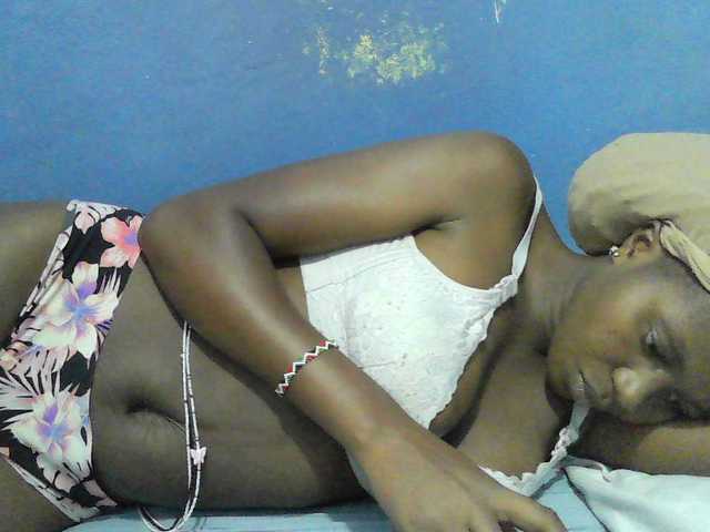 Mystiq-Ella live cam on BongaCams