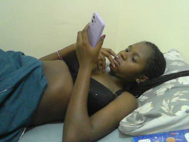 Mystiq-Ella live cam on BongaCams