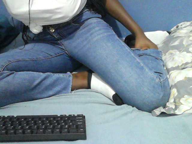 Mystiq-Ella live cam on BongaCams