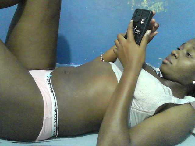 Mystiq-Ella live cam on BongaCams
