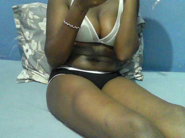 Mystiq-Ella live cam on BongaCams