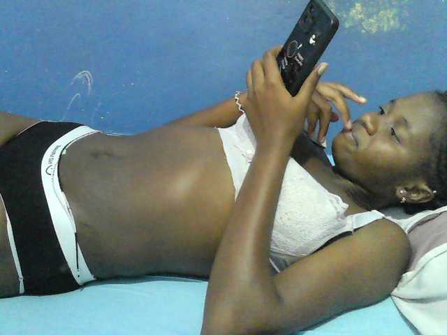 Mystiq-Ella live cam on BongaCams