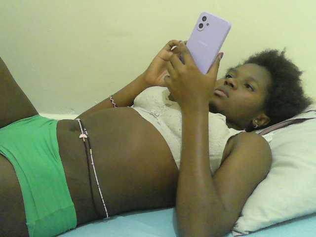le modèle Mystiq-Ella est en webcam porno dans un show sur le site bongacams, il possède les tags suivants: Ebony,Brunette,Hairy