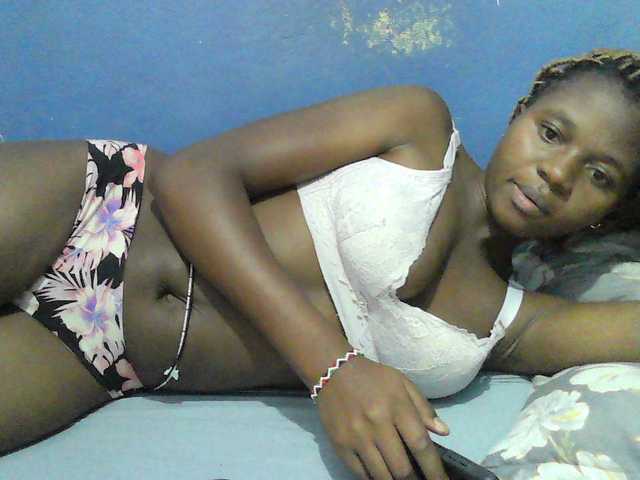 Mystiq-Ella live cam on BongaCams