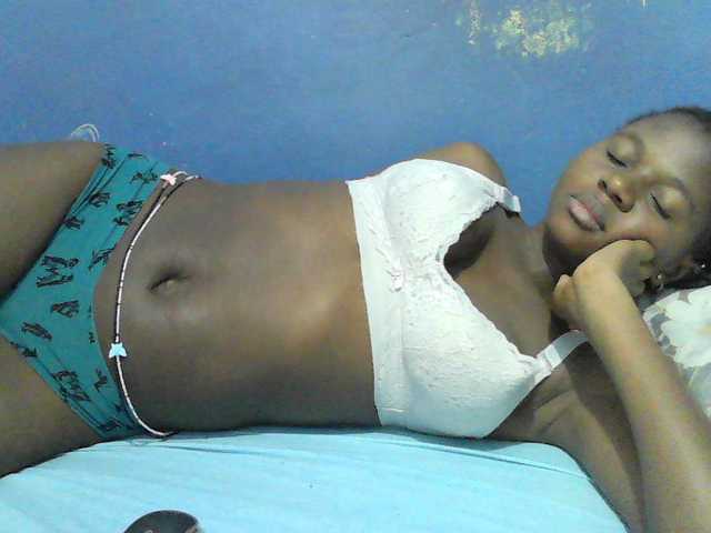 Mystiq-Ella live cam on BongaCams
