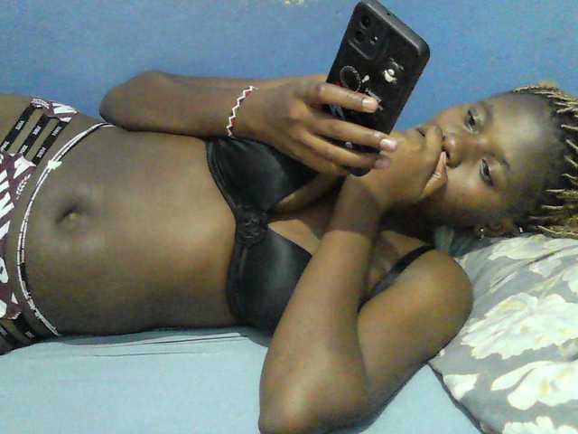 Mystiq-Ella live cam on BongaCams
