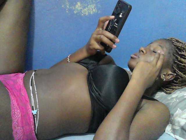 Mystiq-Ella live cam on BongaCams