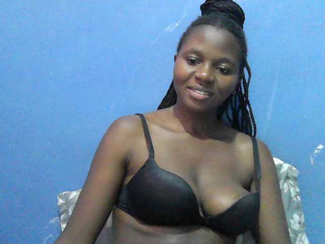 Mystiq-Ella live cam on BongaCams