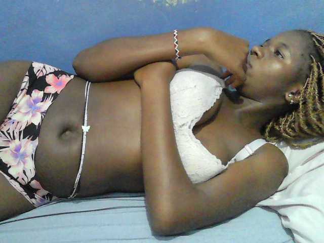 Mystiq-Ella live cam on BongaCams