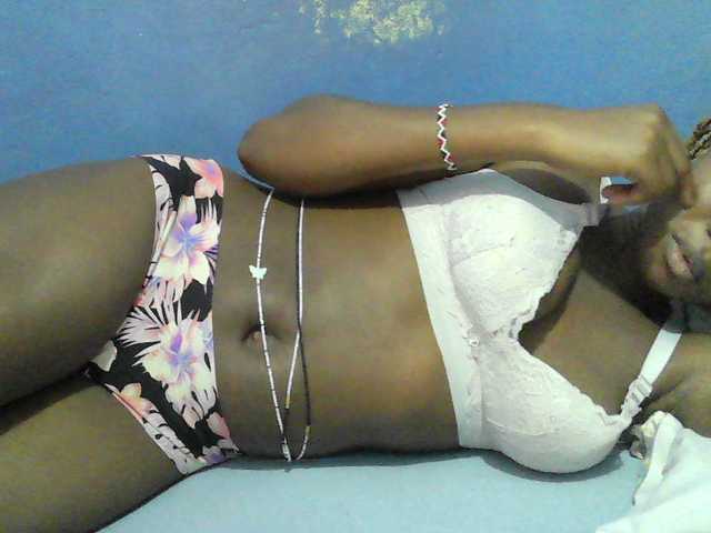 Mystiq-Ella live cam on BongaCams