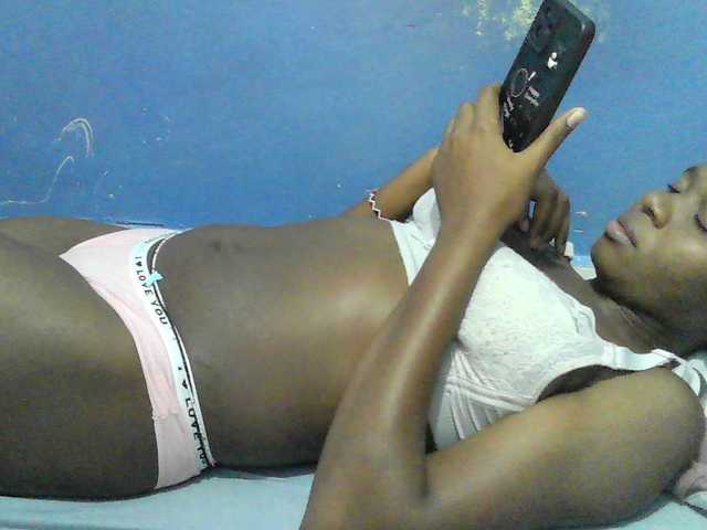 Mystiq-Ella live cam on BongaCams