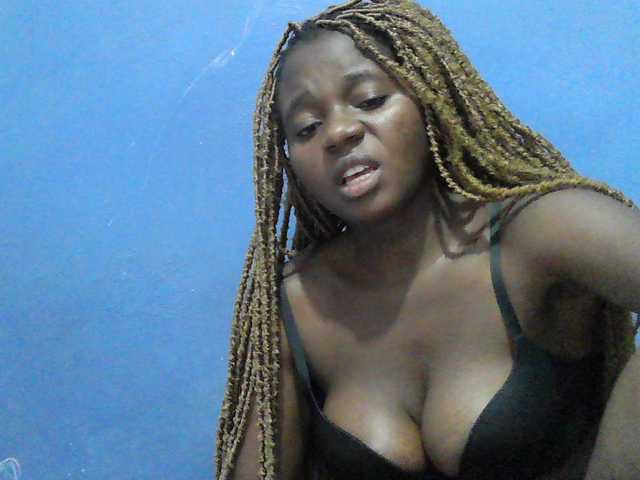 Mystiq-Ella live cam on BongaCams