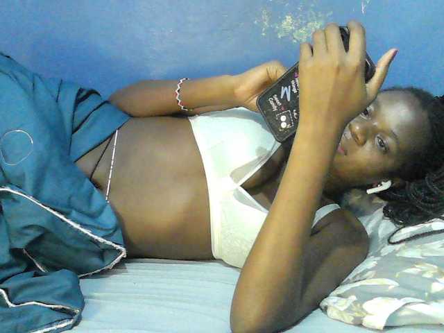 Mystiq-Ella live cam on BongaCams