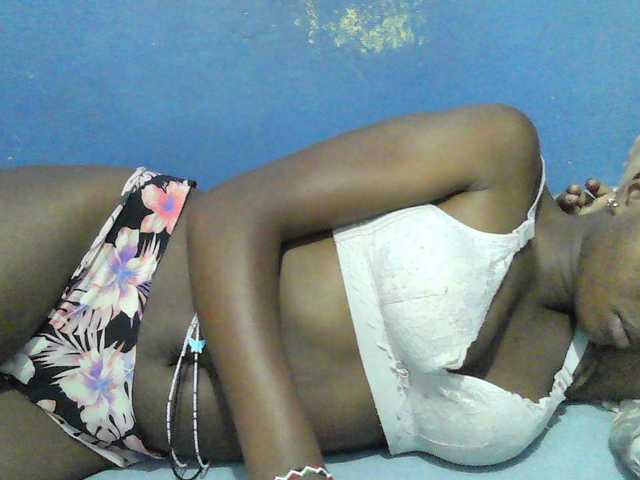 Mystiq-Ella live cam on BongaCams