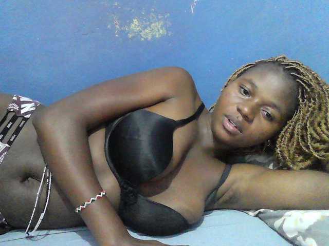 Mystiq-Ella live cam on BongaCams