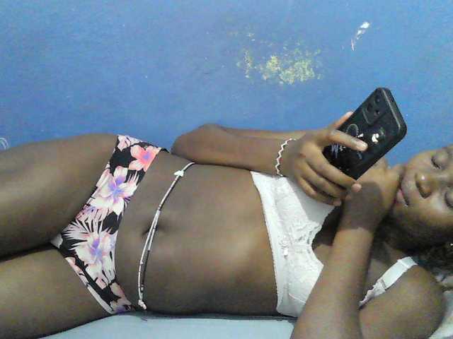 Mystiq-Ella live cam on BongaCams