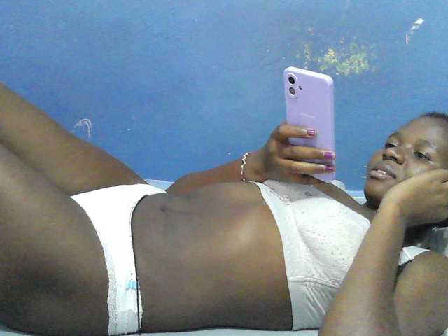 le modèle Mystiq-Ella est en webcam porno dans un show sur le site bongacams, il possède les tags suivants: Ebony,Brunette,Hairy