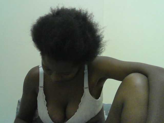 Mystiq-Ella live cam on BongaCams