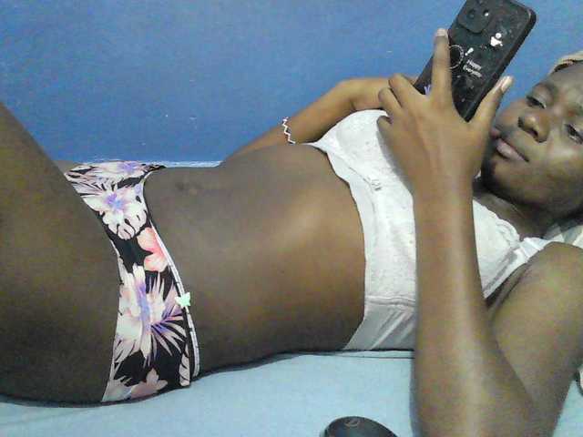 Mystiq-Ella live cam on BongaCams