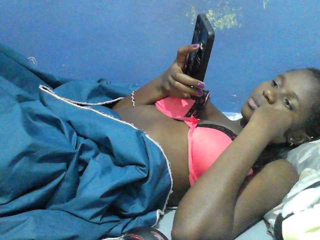 Mystiq-Ella live cam on BongaCams