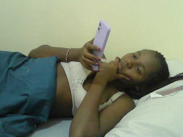 Mystiq-Ella live cam on BongaCams