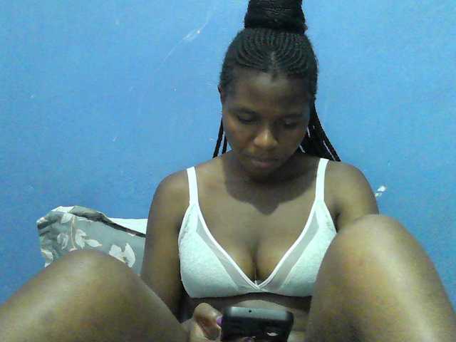 Mystiq-Ella live cam on BongaCams