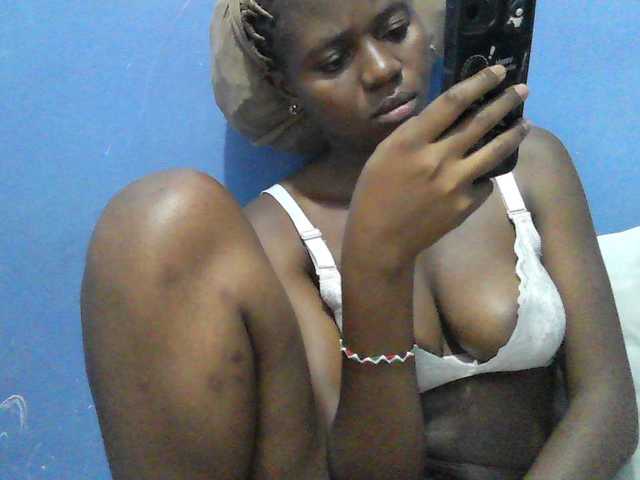 Mystiq-Ella live cam on BongaCams