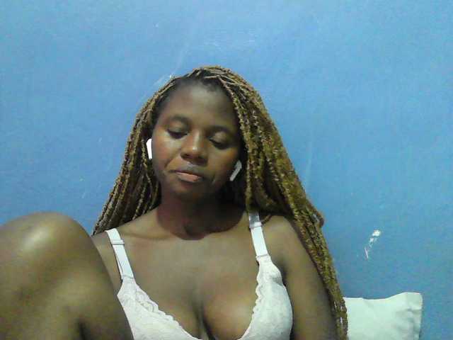 Mystiq-Ella live cam on BongaCams