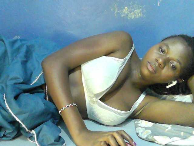 le modèle Mystiq-Ella est en webcam porno dans un show sur le site bongacams, il possède les tags suivants: Ebony,Brunette,Hairy