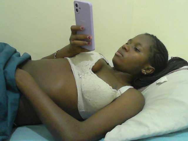 Mystiq-Ella live cam on BongaCams