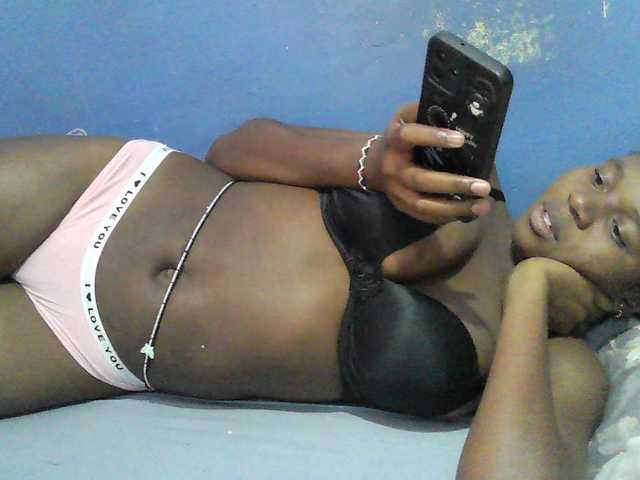 Mystiq-Ella live cam on BongaCams